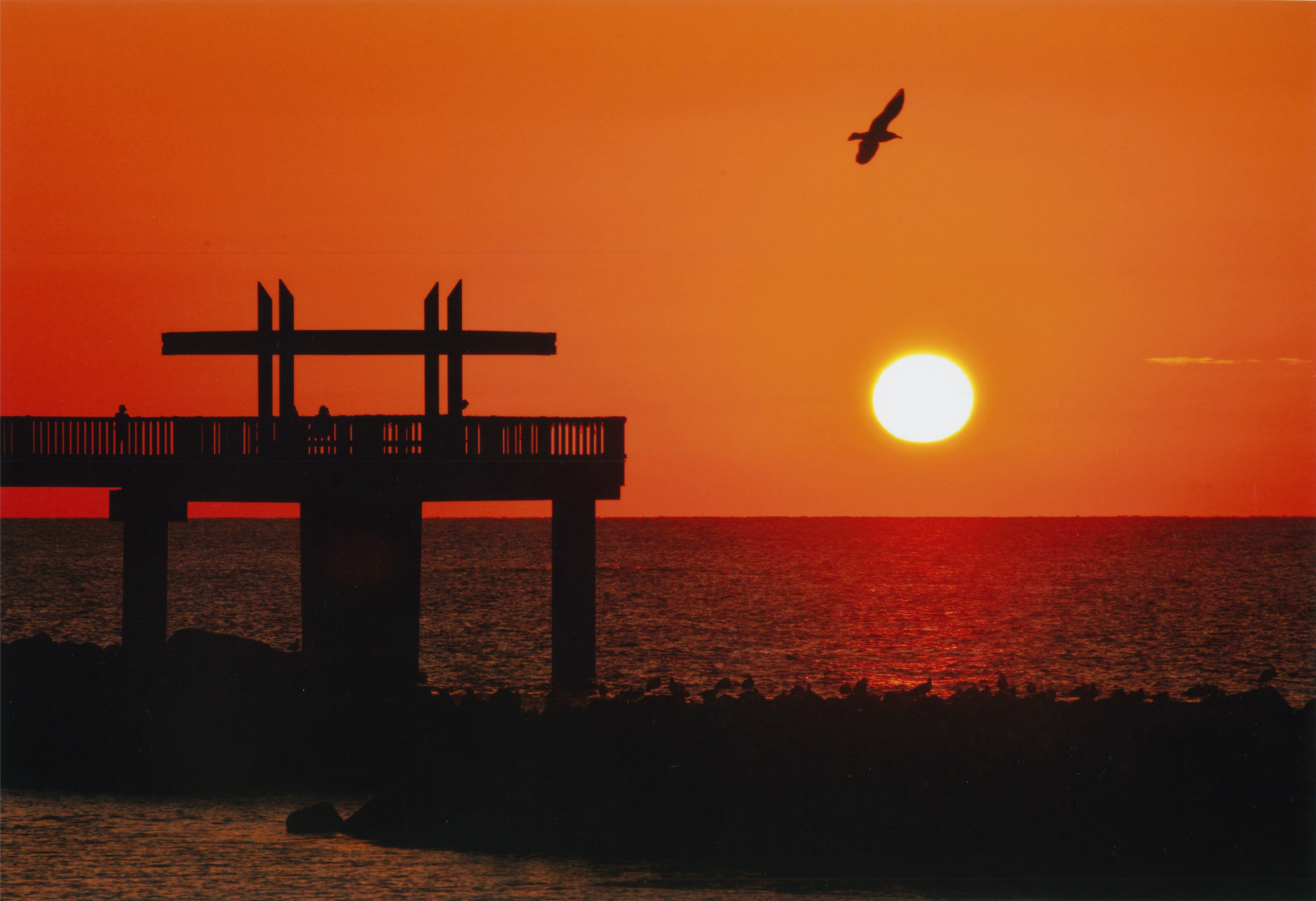 夕凪の橋と夕日の写真