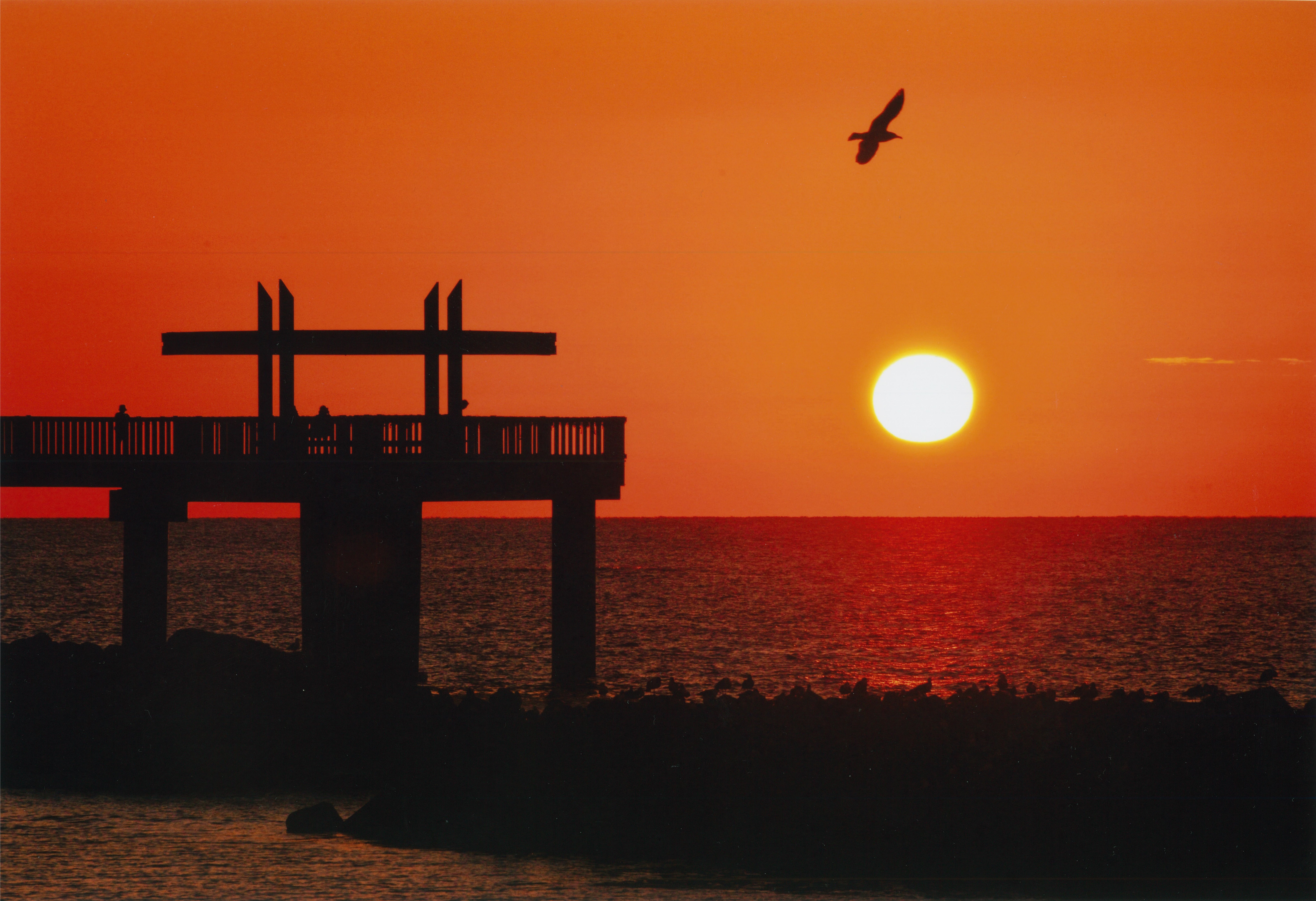 夕凪の橋と夕日 夕凪の橋と夕日の写真