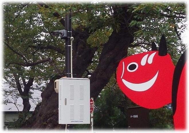 s_camera 駅前を見守る防犯カメラの写真