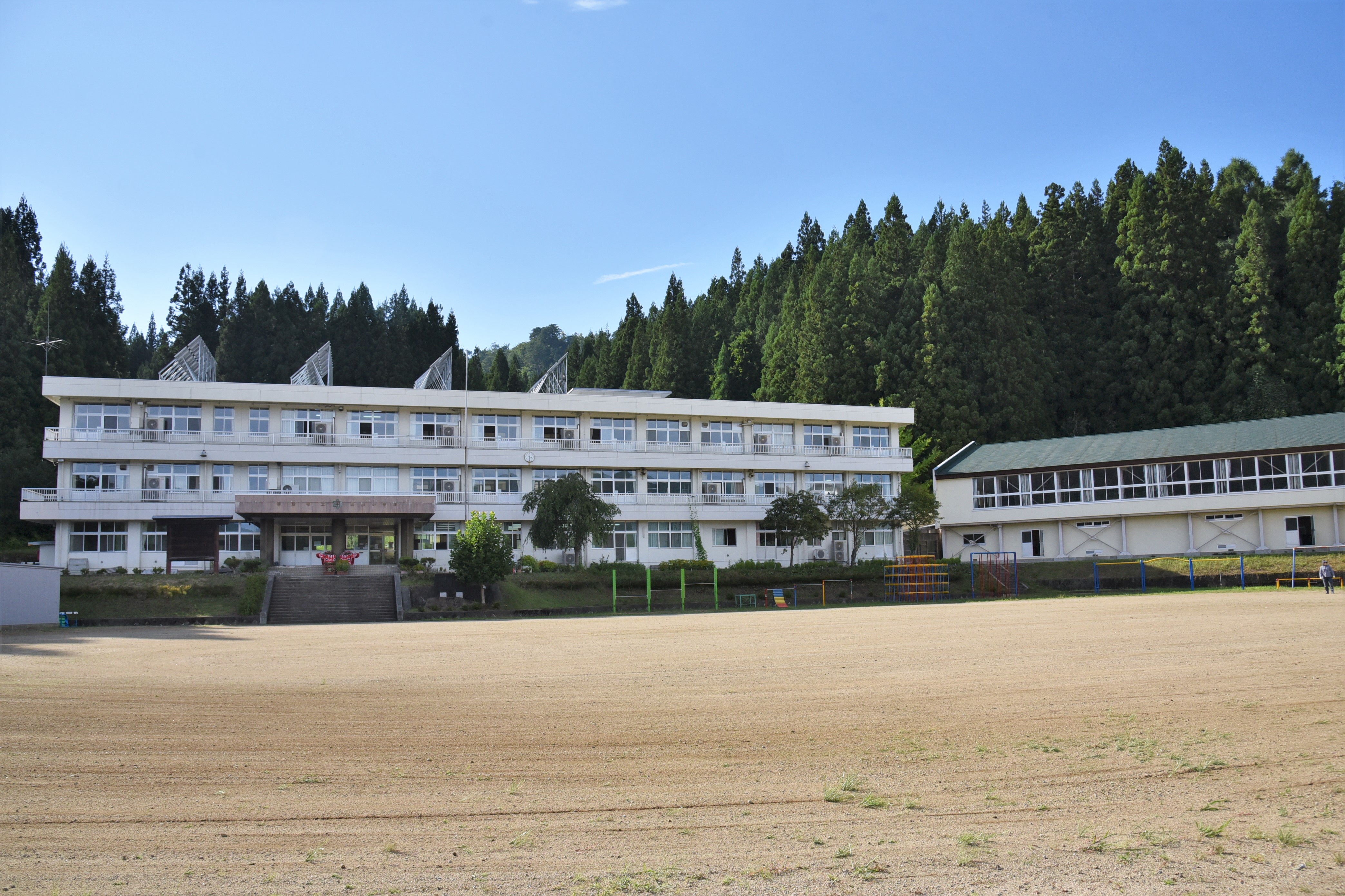 西山小学校外観の画像